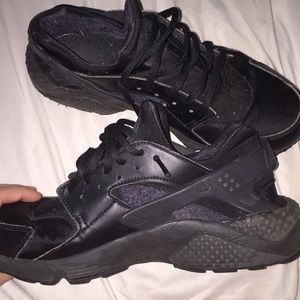 black nike huaraches